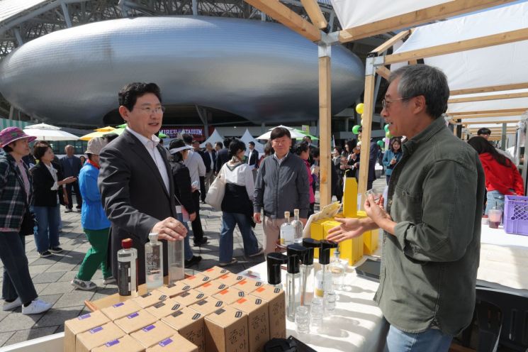 이상일 시장이 지난 3일 먹거리페스타에서 부스 관계자와 대화하고 있다. 용인시 제공