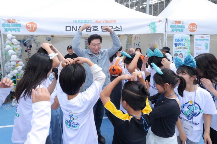 이상일 용인특례시장이 축제에 참여한 학생들과 인사를 나누고 있다. 용인시 제공