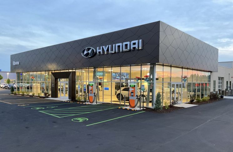 미국 위스콘신주에 있는 로젠 현대 그린필드(Rosen Hyundai Greenfield) 딜러점 전경. 현대자동차