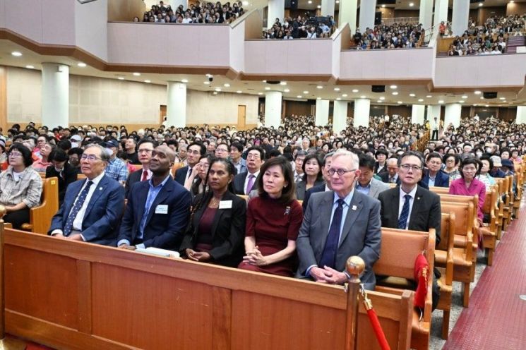 4일 여의도순복음교회 예배 참석한 미셸 스틸 주한 미 대사 부부와 제이비어 브런슨 한미연합사령관 부부. 여의도순복음교회