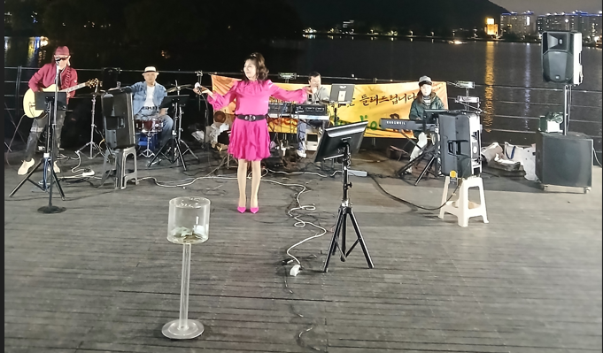 지난 7월 12일 공연 모습. (오른쪽부터)기타리스트 임진규 씨(70), 드러머 이규호 씨(73), 가수 김지우 씨, 리더 양국신 씨(72), 객원 연주자. '올디스 벗 굳디스' 제공