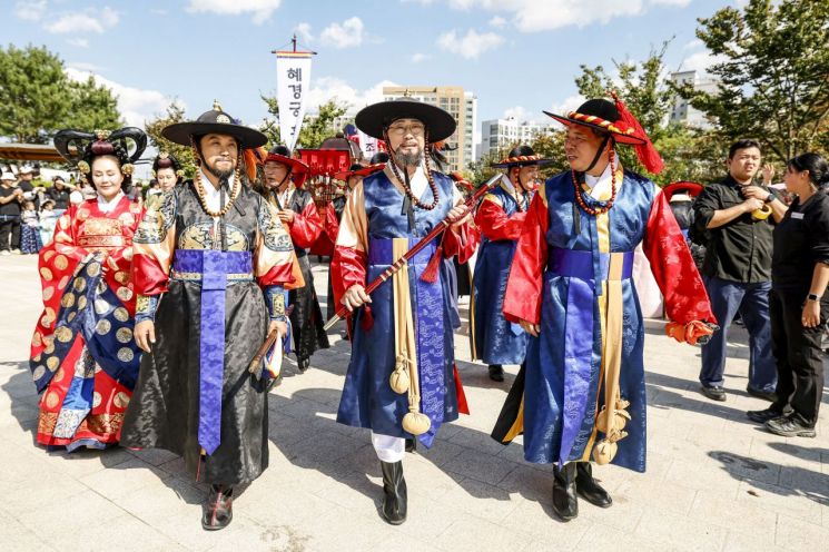 지난 4일 화성특례시에서 열린 2026 정조대왕능행차에서 정명근 화성특례시장(가운데)이 전통 복장을 한 시민 행렬단과 함께 행진하고 있다. 화성시 제공