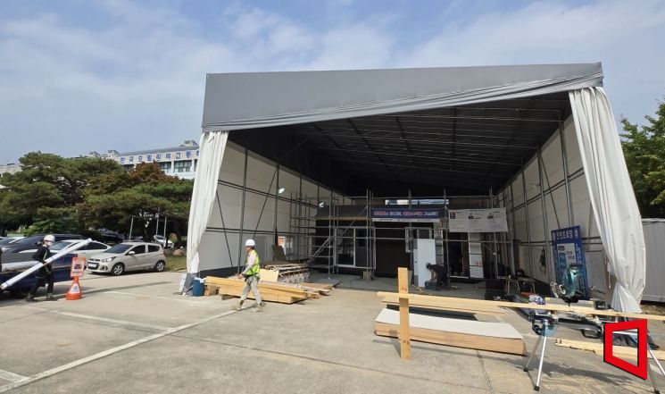 지난달 30일 경기 의정부 한국모빌리티고 실습장. 학생들이 햇볕을 피해 작업할 수 있도록 설치한 대형 그늘막 안에서 목조주택 실습이 진행되고 있다. 최서윤 기자