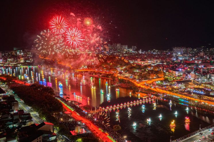 [사진 제공=진주시] ‘2026 진주남강유등축제’ 개막일인 진주 남강 일원에서 수상 불꽃쇼가 펼쳐지며 밤하늘을 밝히고 있다.