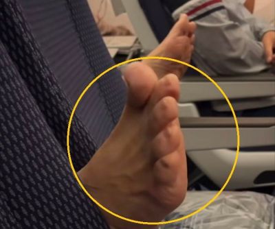장거리 항공편에서 한 승객이 맨발을 앞좌석 등받이 위로 뻗은 모습에 기내 예절이 다시 불거졌다. 사회관계망서비스(SNS) 캡처 연합뉴스