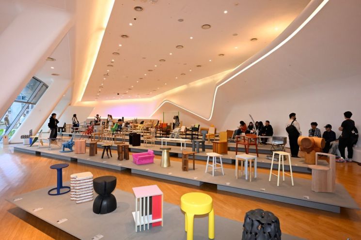 지난해 서울디자인위크 특별전 ‘시팅서울’ 전경. 다양한 형태와 소재의 의자를 통해 서울에서 활동하는 디자이너들의 감각과 동시대 가구 디자인의 흐름을 보여줬다. 서울디자인재단