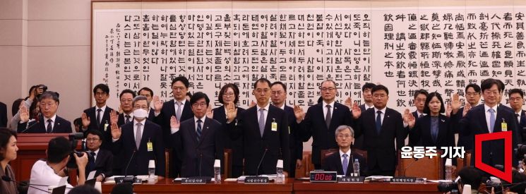 조희대 대법원장이 6일 국회에서 열린 대법원에 대한 국정감사에서 증인선서를 거부한체 자리에 앉아 있다. 2026.10.06 윤동주 기자
