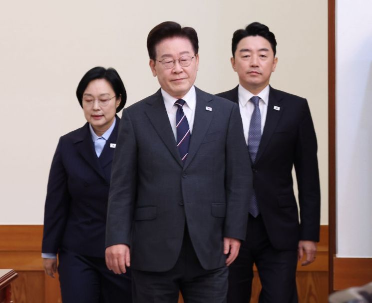 이재명 대통령이 6일 청와대에서 열린 국무회의에 입장하고 있다. 2026.10.6 연합뉴스