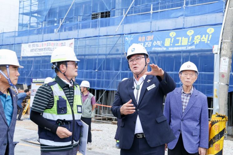 성수석 이천시장이 건설 현장을 찾아 관계자들과 공사 진행 상황과 현장 안전관리 방안을 논의하고 있다. 이천시 제공