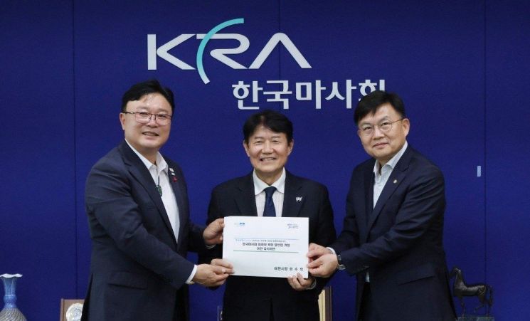 성수석 이천시장(왼쪽)이 한국마사회를 방문해 경마공원 이천 유치 제안서를 전달한 뒤 관계자들과 기념촬영을 하고 있다. 이천시 제공