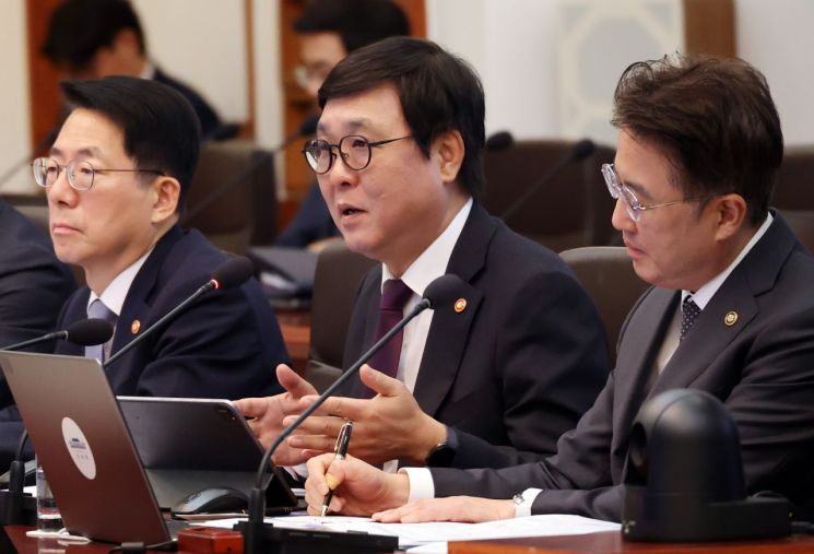 최휘영 문화체육관광부 장관이 6일 청와대에서 이재명 대통령 주재로 열린 국무회의에서 발언하고 있다. 2026.10.6 연합뉴스