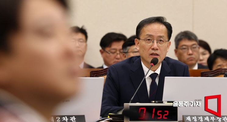 이형일 부총리 겸 재정경제부 장관이 6일 국회에서 열린 재정경제부에 대한 국정감사에서 의원들 질의에 답변하고 있다. 2026.10.06 윤동주 기자