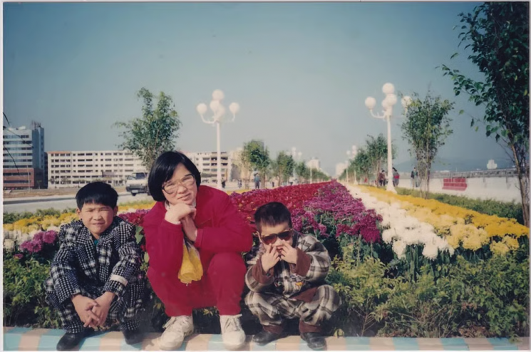 중 씨가 직접 게임을 배우기 시작한 것은 은퇴 이후였다. 직장을 그만두고 집에서 게임을 하던 아들을 보면서 과거 아들이 왜 게임에 빠졌는지 궁금해졌고, 직접 배워보기로 했다. 두명의 아들과 중 씨의 모습. SCMP