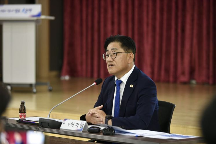 이기형 김포시장이 6일 민선 9기 출범 100일 기자간담회에서 서울 5호선 연장의 임기 내 착공 등 주요 교통정책 추진 방향을 설명하고 있다. 김포시 제공