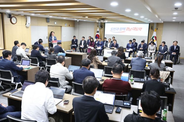 경남도청 본청 도정회의실에서 민선 9기 출범 100일 기념 기자간담회가 열리고 있다. [사진제공=경남도]