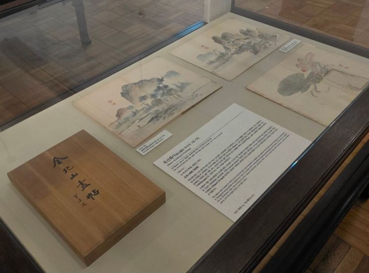 조선 말기 화가 김수철의 ‘북산화첩’과 이를 보관해 온 오동나무 상자. 작품 옆에 놓인 상서에는 작가와 작품의 이름, 전래 내력이 함께 남았다. 이번 전시는 명작을 보는 데서 한 걸음 더 나아가, 그것이 어떻게 기억되고 전해졌는지를 읽게 한다. 간송미술문화재단