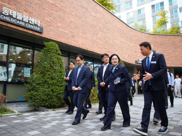 최현덕 시장이 6일 한성숙 총리와 동네돌봄센터를 방문하고 있다. 남양주시 제공
