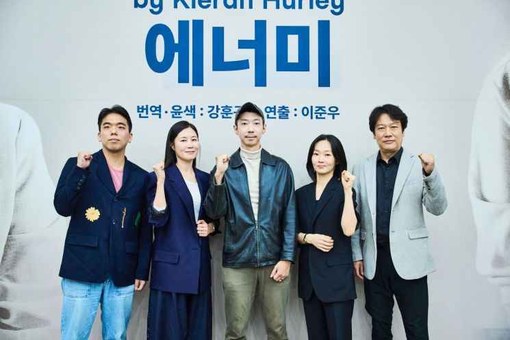 강훈구 작가, 문소리 배우, 이준우 연출, 이봉련 배우, 강신구 배우가 서울시극단 '에너미' 제작발표회를 마친 뒤 기념사진을 찍고 있다. 세종문화회관