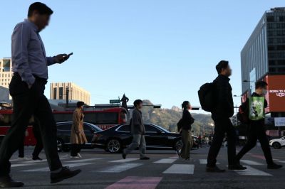 전국적으로 쌀쌀한 아침 날씨를 보이는 6일 서울 종로구 광화문광장에서 시민들이 발걸음을 재촉하고 있다. 연합뉴스
