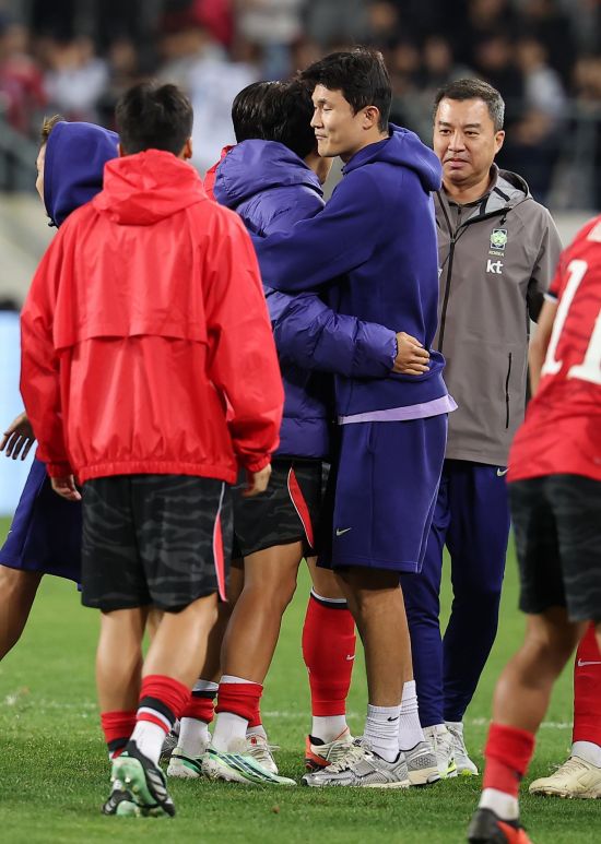 김민재(오른쪽)가 6일 경기 용인시 용인미르스타디움에서 열린 축구 국가대표팀 평가전 대한민국과 우즈베키스탄의 경기를 마친 뒤 손흥민과 포옹하고 있다. 연합뉴스