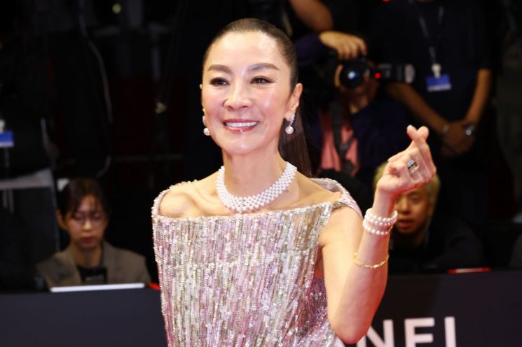 배우 양자경이 6일 오후 부산 해운대구 영화의 전당에서 열린 제31회 부산국제영화제(BIFF) 개막식 레드카펫 행사에서 포즈를 취하고 있다. 연합뉴스