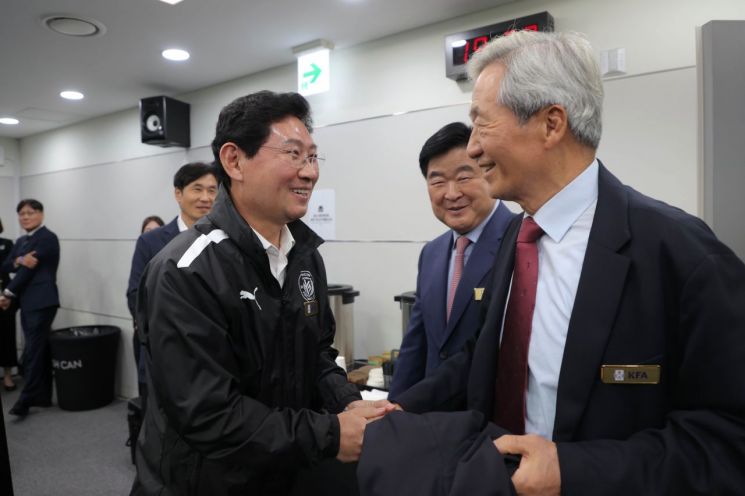 이상일 시장이 지난 6일 용인미르스타디움에서 열린 대한민국 남자 축구 국가대표팀 경기에 앞서 정몽준 전 대한축구협회 회장과 만나 인사를 나누고 있다. 용인시 제공