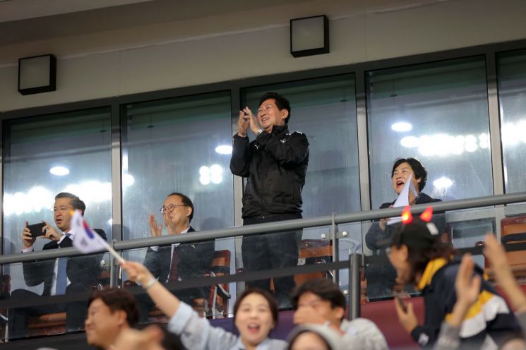 이상일 용인특례시장이 지난 6일 용인미르스타디움에서 열린 대한민국 남자 축구 국가대표팀의 경기를 응원하고 있다. 용인시 제공