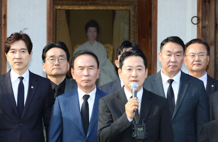 장동혁 대표가 5일 박정희 전 대통령의 배우자인 고 육영수 여사의 충북 옥천 생가를 방문해 역사 왜곡 논란을 빚고 있는 영화 암사자(들) 규탄 기자회견을 하고 있다. 연합뉴스