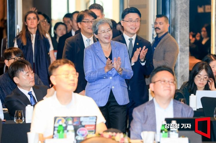 류제명 과학기술정보통신부 제2차관과 리사 수 AMD 회장 겸 최고경영자가 7일 서울 종로구 포시즌스호텔에서 열린 'AI 반도체 기업 라운드테이블'에 참석하고 있다. 2026.10.7. 강진형 기자