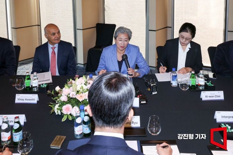 리사 수 AMD 회장 겸 최고경영자(CEO)가 7일 서울 종로구 포시즌스호텔에서 열린 'AI 반도체 기업 라운드테이블'에 앞서 류제명 과학기술정보통신부 제2차관과 면담 하고 있다. 2026.10.7. 강진형 기자