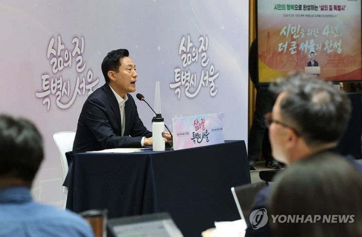 오세훈 서울시장이 7일 서울시청에서 열린 취임 100일 기자간담회에서 취재진의 질문에 답변하고 있다. 연합뉴스