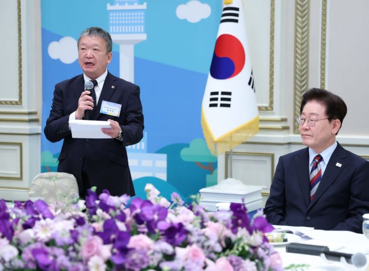 김이중 재일본대한민국민단 중앙본부 단장이 7일 청와대에서 이재명 대통령 주재로 열린 재일민단 창단 80주년 기념 간담회에서 인사말을 하고 있다. 2026.10.7 연합뉴스