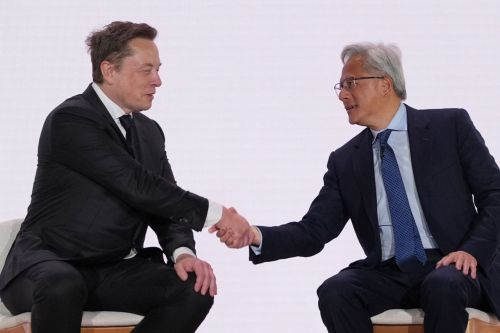 젠슨황 엔비디아 최고경영자(CEO)(오른쪽)이 지난달 29일(현지시간) 미국 워싱턴D.C.에서 열린 연방포털 'America.gov' 웹사이트 출범 행사에서 일론 머스크 스페이스X CEO와 악수하고 있다. AP연합뉴스