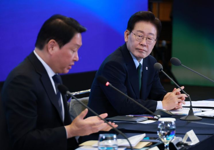 이재명 대통령이 7일 서울 한 회의장에서 열린 한국형 녹색대전환(K-GX) 전략 국민보고회에서 최태원 대한상의 회장의 발언을 듣고 있다. 2026.10.7 연합뉴스