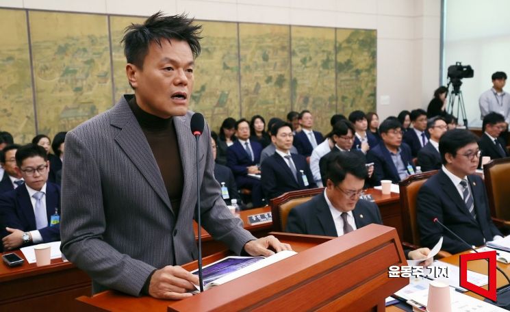 박진영 대중문화교류위원회 공동위원장이 7일 국회에서 열린 문화체육관광부에 대한 국정감사에서 업무보고를 하고 있다. 윤동주 기자