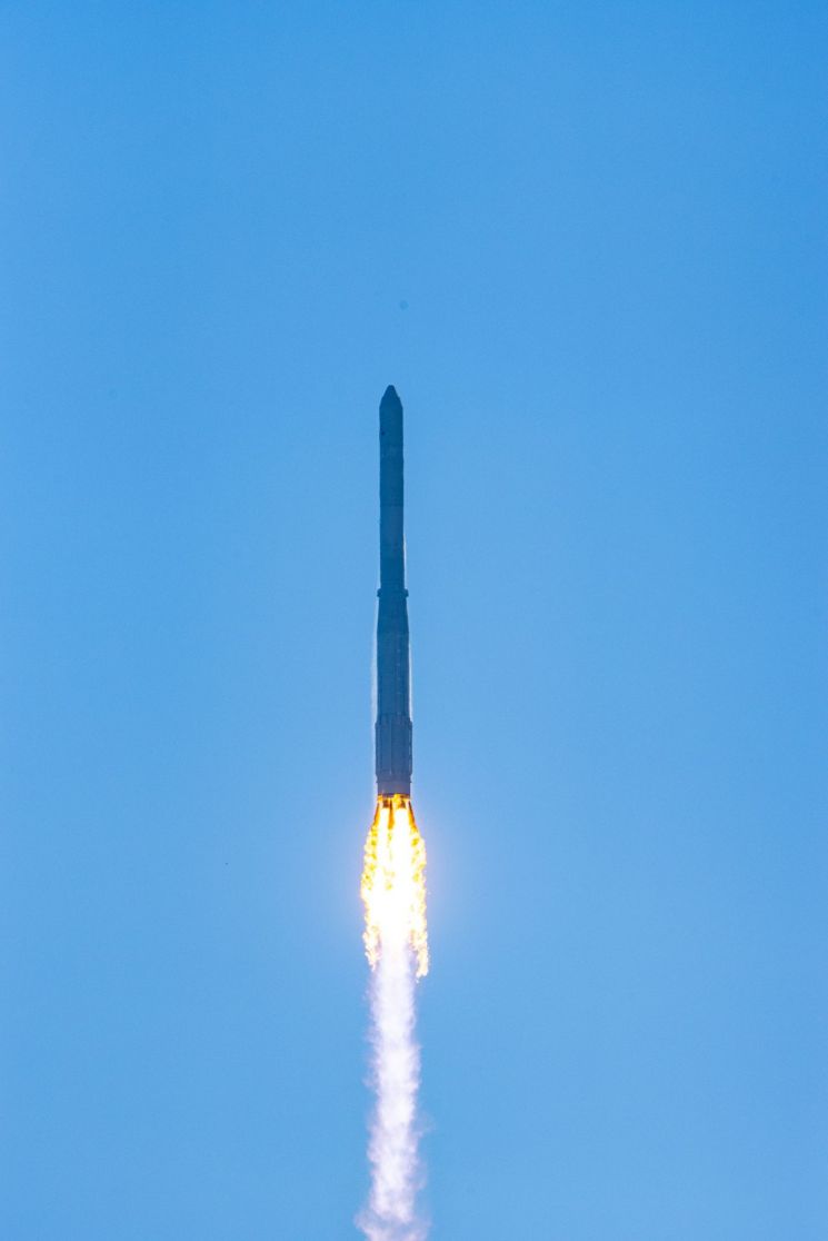 The Korean launch vehicle Nuri lifted off from the Naro Space Center in Goheung, South Jeolla Province, at 12:25 p.m. on the 7th and is seen flying through the sky. On its fifth launch, Nuri carried multiple satellites, including five nanosatellites, and entered its target orbit. Courtesy of the Korea Aerospace Research Institute (KARI).
