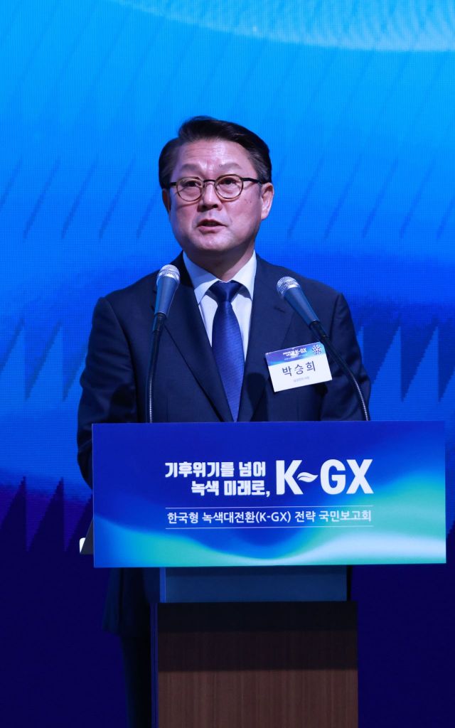 박승희 삼성전자 사장이 7일 서울 한 회의장에서 이재명 대통령 주재로 열린 한국형 녹색대전환(K-GX) 전략 국민보고회에서 발표를 하고 있다. 연합뉴스