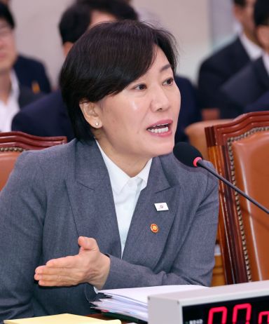 미령 농림축산식품부 장관이 7일 국회에서 열린 농림축산식품해양수산위원회 국정감사에서 여야 위원들의 질의에 답하고 있다. 연합뉴스