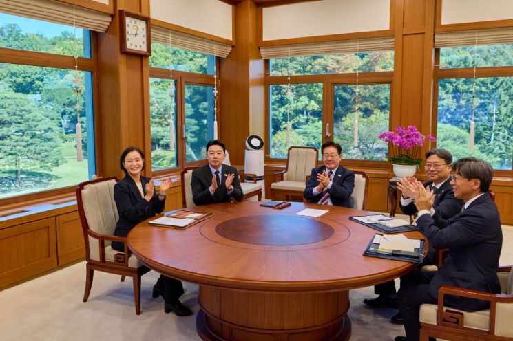 이재명 대통령이 7일 청와대에서 한국형 발사체 누리호 5차 발사 성공 중계 화면을 보며 박수치고 있다. 왼쪽부터 이해민 AI미래기획수석비서관, 강훈식 대통령비서실장, 이 대통령, 하준경 정책실장, 김성완 대변인. 2026.10.7 연합뉴스