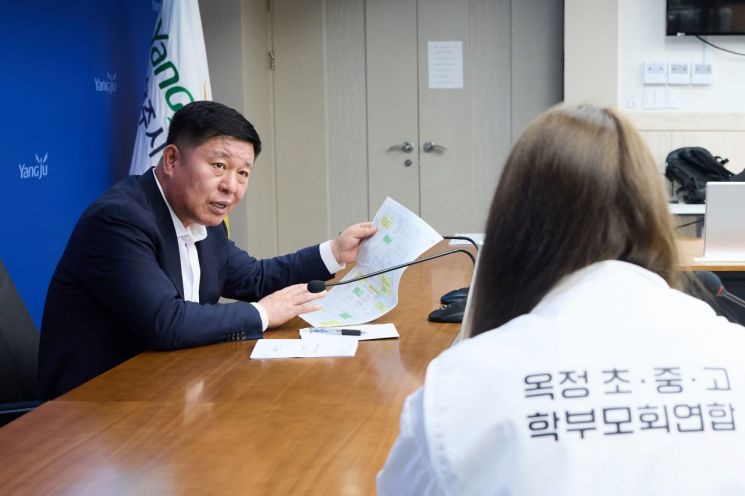 정덕영 양주시장이 옥정 학부모회 연합과 면담을 나누고 있다. 양주시 제공
