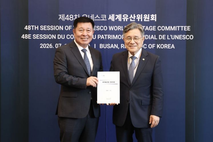 정덕영 양주시장이 국가유산청장을 만나 회암사지 세계유산 등재 의지 피력하고 있다. 양주시 제공