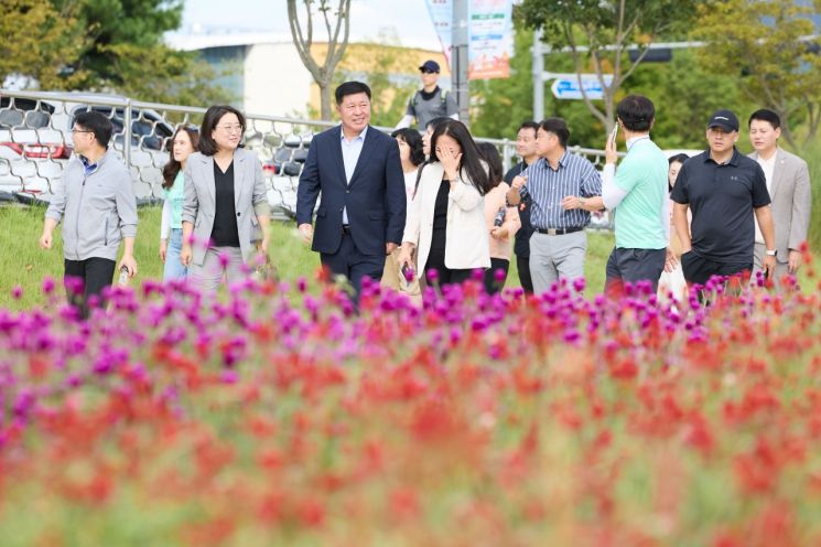 정덕영 양주시장이 나리농원 천일홍 페스타 현장점검을 하고 있다. 양주시 제공