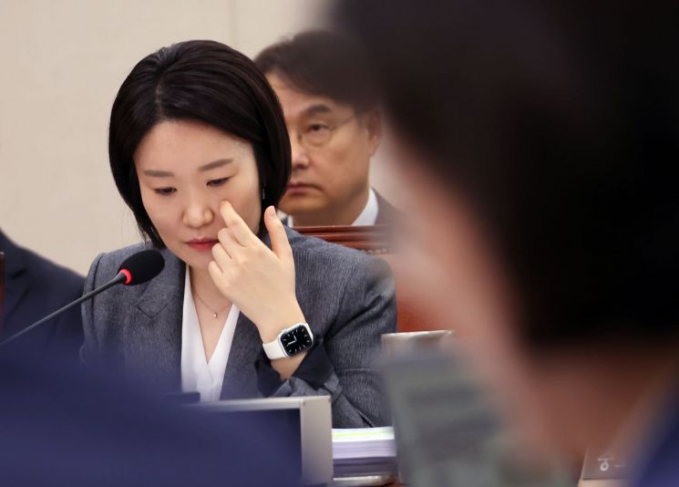 이소영 중소벤처기업부 장관이 7일 국회 산업통상자원중소벤처기업위원회의 중기부 국정감사에서 자료를 살펴보고 있다. 연합뉴스