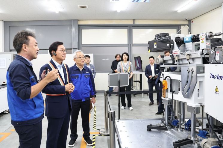 박완수 경남도지사(왼쪽 가운데)가 창원시 성산구 소재 피지컬AI 스마트 제조 선도기업인 태림산업을 방문해 인공지능(AI) 기반 제조혁신 현장을 점검하고 있다. [사진제공=경남도]