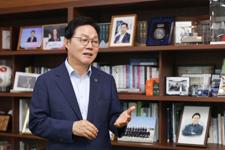 박완수 경남도지사가 민선 9기 도정 목표와 운영 방향 등에 대해 설명하고 있다. [사진제공=경남도]