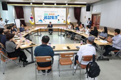 지난 7일 광양읍사무소 3층 대회의실에서 제3차'광양대전환! 공감 토크'를 열고, '광양, 딱 하나만 바꾼다면'을 주제로 시민들과 개선방안에 대한 논의를 가졌다. 과양시 제공