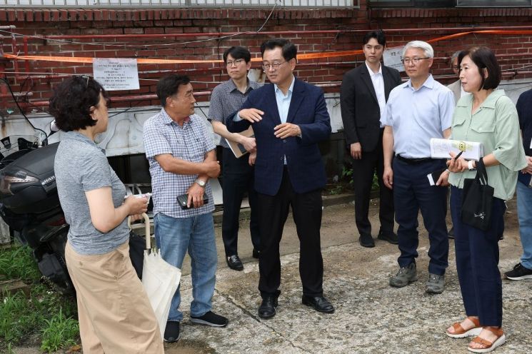 민경선 시장이 행신동 연세빌라 현장을 방문하고 있다. 고양시 제공