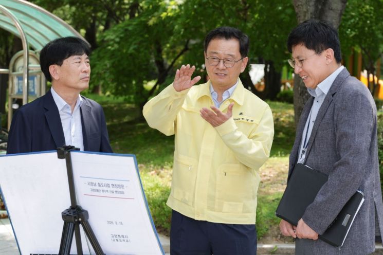 민경선 시장이 고양은평선 화수역 신설 현장을 점검하고 있다. 고양시 제공