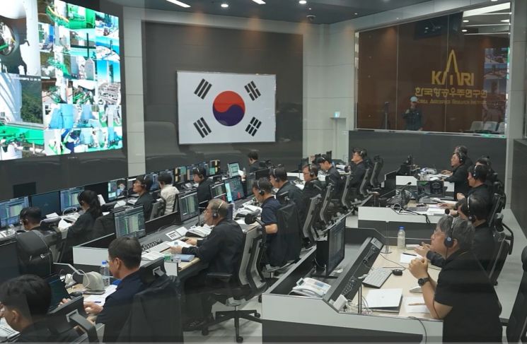 한국형발사체 누리호 5차 발사일인 7일 전남 고흥 나로우주센터 발사통제동(MDC)에서 연구진이 카운트다운에 돌입한 누리호의 발사 운용 상황을 점검하고 있다. 한국항공우주연구원 촬영 영상 캡처