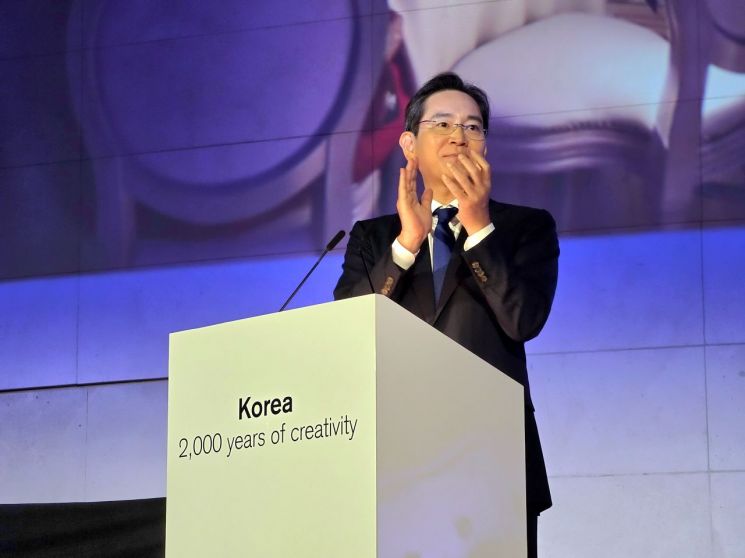 이재용 삼성전자 회장이 지난 30일(현지시간) 영국 런던 영국박물관에서 열린 KH컬렉션 순회전 갈라 디너에서 환영사를 하고 있다. 삼성전자 연합뉴스
